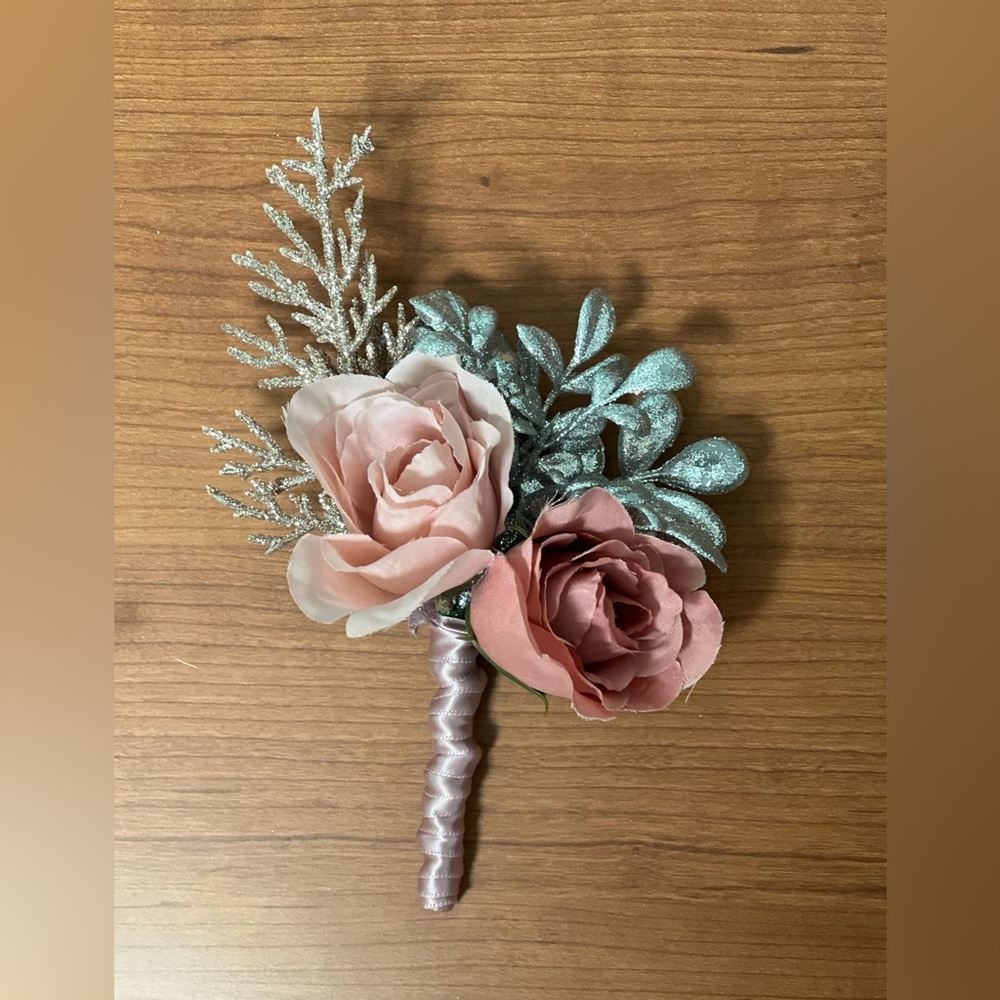 Boutenniere for Winter Event Wedding Quinceañera Prom etc